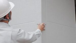 外壁材そのものを新しく交換する工事です。
劣化が激しい場合や、雨漏りが発生している場合は、塗装ではなく張り替えが必要になることがあります。
断熱性・耐久性の向上にもつながり、外観も大きく一新できます。